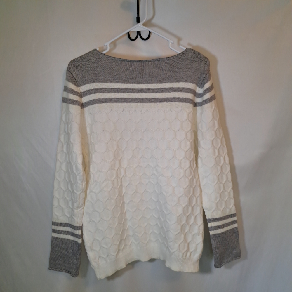 Elegant Gray and White Women's Sweater Size Medium #220